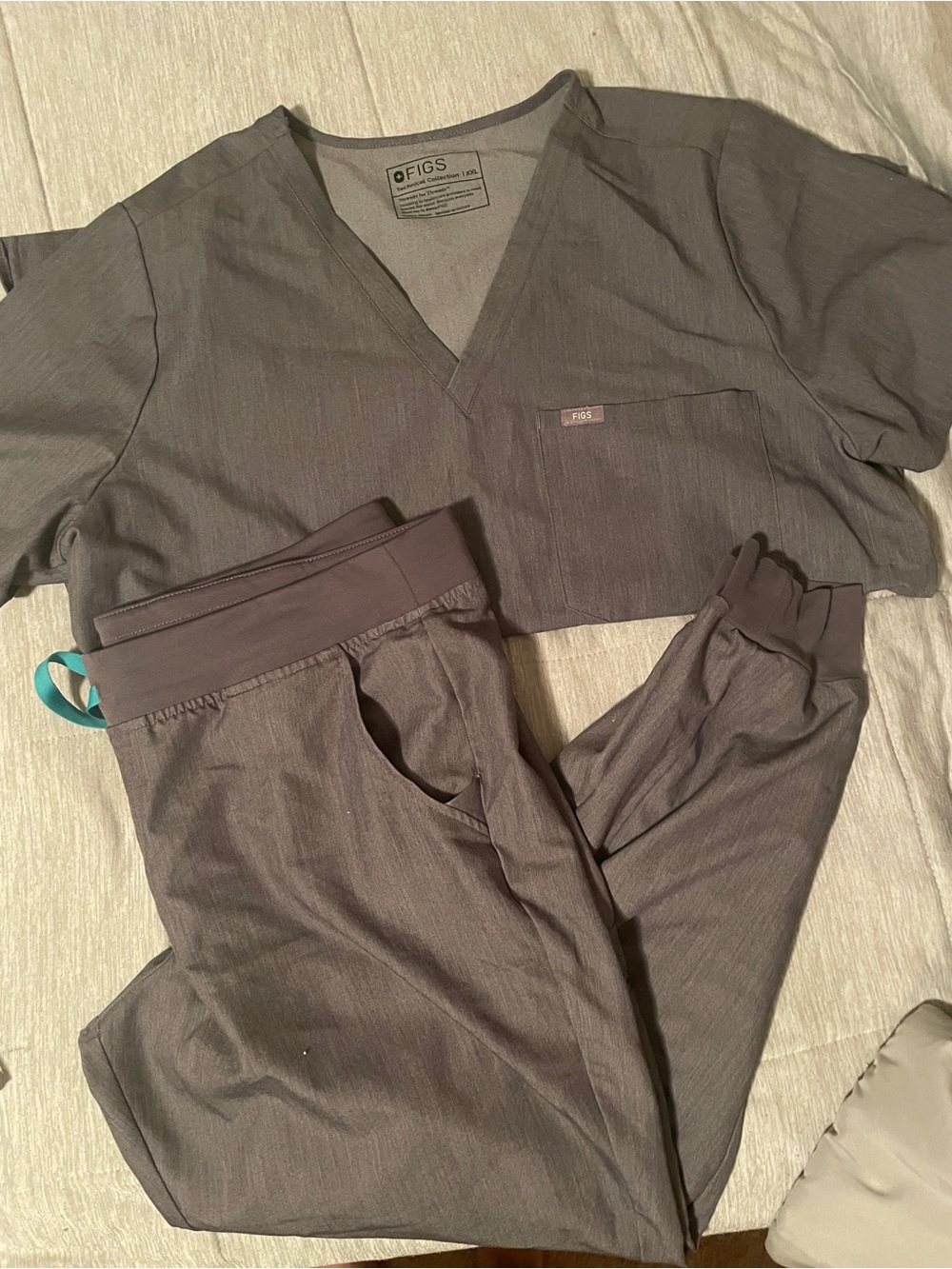 Figs Heather Gray V-Neck Scrub Top with Jogger Pants